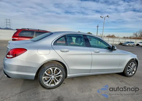 2015 Mercedes-Benz C 300 4Matic z USA, uszkodzony, nr VIN 55SWF4KB2FU026090